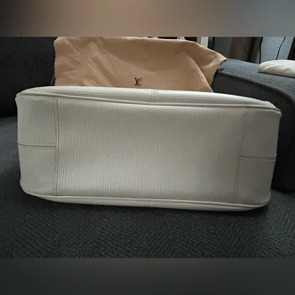 SOLD This is a gorgeous, authentic Louis Vuitton. Feel free to send offers. - Picture 8 of 16